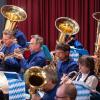 Zahlreiche Menschen nehmen am Samstag (04.05.24) an dem Empfang zum 75. Geburtstag von Hans Michelbach (CSU) im Festsaal des Kreuzklosters in Gemünden teil.
