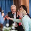 Zahlreiche Menschen nehmen am Samstag (04.05.24) an dem Empfang zum 75. Geburtstag von Hans Michelbach (CSU) im Festsaal des Kreuzklosters in Gemünden teil.