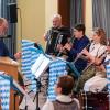 Zahlreiche Menschen nehmen am Samstag (04.05.24) an dem Empfang zum 75. Geburtstag von Hans Michelbach (CSU) im Festsaal des Kreuzklosters in Gemünden teil.