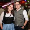 Zahlreiche Menschen besuchen am Samstag 04.05.24 das Weinfest in Untereisenheim mit Musik von den Troglauer Buam.