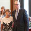 Zahlreiche Menschen nehmen am Samstag (04.05.24) an dem Empfang zum 75. Geburtstag von Hans Michelbach (CSU) im Festsaal des Kreuzklosters in Gemünden teil.