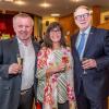 Zahlreiche Menschen nehmen am Samstag (04.05.24) an dem Empfang zum 75. Geburtstag von Hans Michelbach (CSU) im Festsaal des Kreuzklosters in Gemünden teil.
