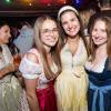 Zahlreiche Menschen besuchen am Samstag 04.05.24 das Weinfest in Untereisenheim mit Musik von den Troglauer Buam.