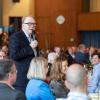 Zahlreiche Menschen nehmen am Samstag (04.05.24) an dem Empfang zum 75. Geburtstag von Hans Michelbach (CSU) im Festsaal des Kreuzklosters in Gemünden teil.