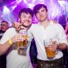 Zahlreiche Menschen besuchen am Samstag 04.05.24 das Weinfest in Untereisenheim mit Musik von den Troglauer Buam.