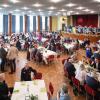 Zahlreiche Menschen nehmen am Samstag (04.05.24) an dem Empfang zum 75. Geburtstag von Hans Michelbach (CSU) im Festsaal des Kreuzklosters in Gemünden teil.