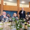 Zahlreiche Menschen nehmen am Samstag (04.05.24) an dem Empfang zum 75. Geburtstag von Hans Michelbach (CSU) im Festsaal des Kreuzklosters in Gemünden teil.
