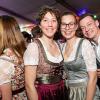 Zahlreiche Menschen besuchen am Samstag 04.05.24 das Weinfest in Untereisenheim mit Musik von den Troglauer Buam.