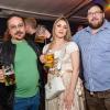 Zahlreiche Menschen besuchen am Samstag 04.05.24 das Weinfest in Untereisenheim mit Musik von den Troglauer Buam.
