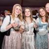 Zahlreiche Menschen besuchen am Samstag 04.05.24 das Weinfest in Untereisenheim mit Musik von den Troglauer Buam.
