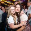 Zahlreiche Menschen besuchen am Samstag 04.05.24 das Weinfest in Untereisenheim mit Musik von den Troglauer Buam.