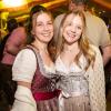 Zahlreiche Menschen besuchen am Samstag 04.05.24 das Weinfest in Untereisenheim mit Musik von den Troglauer Buam.