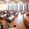 Zahlreiche Menschen nehmen am Samstag (04.05.24) an dem Empfang zum 75. Geburtstag von Hans Michelbach (CSU) im Festsaal des Kreuzklosters in Gemünden teil.