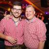 Zahlreiche Menschen besuchen am Samstag 04.05.24 das Weinfest in Untereisenheim mit Musik von den Troglauer Buam.