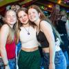 Zahlreiche Menschen besuchen am Samstag 04.05.24 das Weinfest in Untereisenheim mit Musik von den Troglauer Buam.