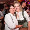 Zahlreiche Menschen besuchen am Samstag 04.05.24 das Weinfest in Untereisenheim mit Musik von den Troglauer Buam.