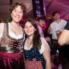 Zahlreiche Menschen besuchen am Samstag 04.05.24 das Weinfest in Untereisenheim mit Musik von den Troglauer Buam.