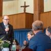 Zahlreiche Menschen nehmen am Samstag (04.05.24) an dem Empfang zum 75. Geburtstag von Hans Michelbach (CSU) im Festsaal des Kreuzklosters in Gemünden teil.