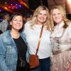 Zahlreiche Menschen besuchen am Samstag 04.05.24 das Weinfest in Untereisenheim mit Musik von den Troglauer Buam.