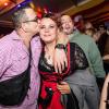 Zahlreiche Menschen besuchen am Samstag 04.05.24 das Weinfest in Untereisenheim mit Musik von den Troglauer Buam.