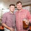 Zahlreiche Menschen besuchen am Samstag 04.05.24 das Weinfest in Untereisenheim mit Musik von den Troglauer Buam.