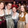 Zahlreiche Menschen besuchen am Samstag 04.05.24 das Weinfest in Untereisenheim mit Musik von den Troglauer Buam.