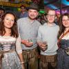Zahlreiche Menschen besuchen am Samstag 04.05.24 das Weinfest in Untereisenheim mit Musik von den Troglauer Buam.