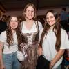 Zahlreiche Menschen besuchen am Samstag 04.05.24 das Weinfest in Untereisenheim mit Musik von den Troglauer Buam.