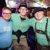 Zahlreiche Menschen besuchen am Samstag 04.05.24 das Weinfest in Untereisenheim mit Musik von den Troglauer Buam.