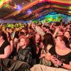 Zahlreiche Menschen besuchen am Samstag 04.05.24 das Weinfest in Untereisenheim mit Musik von den Troglauer Buam.