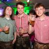 Zahlreiche Menschen besuchen am Samstag 04.05.24 das Weinfest in Untereisenheim mit Musik von den Troglauer Buam.