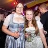 Zahlreiche Menschen besuchen am Samstag 04.05.24 das Weinfest in Untereisenheim mit Musik von den Troglauer Buam.