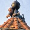 (schick)   Von den ehemals 14 Stadttürmen zeugen heute noch neun von vergangenen wehrhaften Zeiten. Sie alle waren von einem „Knopf“ – so die historische Bezeichnung – aus Kupfer gekrönt. Diese Knöpfe enthielten Aufzeichnungen zu Politik, zu Preisen, ja sogar Münzen aus der Erbauungszeit. Diese Tradition setzten Katja und Alfons Dehn nach der Aufstockung des Seelhaus-Turmes fort. Finanziert wurde der Knopf von der Stadt Eibelstadt. Seit 1985 bemühten sich mehrere Bauwillige um die Restaurierung des historischen Ensembles. Erst Katja und Alfons Dehn gelang es, nach längerem Ringen mit den Ämtern, die Turmruine sowie das Seelhaus wieder als Schmuckstück für Eibelstadt zu formen. Im Bild Kunstschmiede-Meister Georg Mützel in luftiger Höhe beim Montieren des Turmknopfs.