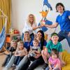 Ilona Elflein (rechts), Vorsitzende des Elternbeirates im Kindergarten Arche Noah in Ebern, übergibt im Beisein von zwei weiteren Müttern und Kindern des Kindergartens die Spende an Alexandra Oswald, stellvertretende Einrichtungsleitung des Hospizes (links).