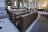 In der Stadtpfarrkirche werden künftig weniger Seitenbänke aufgestellt. Für die überzähligen sucht die katholische Pfarrgemeinde Interessenten.