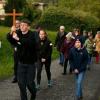 Singend und betend zogen Gläubige in Marktheidenfeld am Markustag in einer Prozession zur Kreuzbergkapelle.