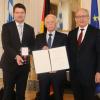 Innenstaatssekretär Sandro Kirchner (links) überreichte im Beisein von Regierungspräsident Eugen Ehmann (rechts) die Ordensinsignien an Arno Schmitt.