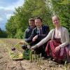 Freuen sich auf frischen Spargel aus dem Landkreis Schweinfurt: Rainer Büttner, Landrat Florian Töpper, Spargelprinzessin Lena Ziegler und zweiter Bürgermeister der Gemeinde Sulzheim, Albrecht Dazer (von links).