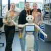 Die Teilnehmerinnen Jule, Celine und Cecilia hatten beim Girls'Day bei P&G auch mit dem Roboterkollegen Pepper ihren Spaß.