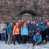 Frühjahrswandergruppe mit Rast auf der Burgruine Osterburg.