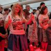 Die Nenzenheimer Ortsburschen und -mädchen hatten sich mit T-Shirts für ihre Weinprinzessin Christina Lindner eingedeckt.