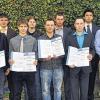 Die Absolventen aus dem Landkreis Main-Spessart: Innungs-Obermeister Matthias Sondheimer (links) und MSP-Kreishandwerksmeister Reiner Stegerwald (rechts) gratulierten den neuen Elektronikern für Energie- und Gebäudetechnik.