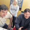 Das gibt's doch nicht: Tischlermeister Georg Wohlfart (von links), seine Mitarbeiterin Maria Durham und Kfz-Meister Gerald Kneuer verzweifeln fast beim Warten auf eine Internet-Verbindung.