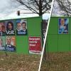 Links ist die Vorderseite der Wahltafel an der AOK-Kreuzung zu sehen. Rechts die Rückseite mit dem Plakat der AfD. 