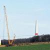 Baustelle: Der neue Windpark auf dem Bergkamm über dem Maintal wächst. Unser Foto entstand am Mittwoch, 28.März, fotografiert am Ortsausgang von Dipbach in Richtung Eisenheim.