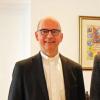 Seite an Seite: Mit einer gemeinsamen Pressemitteilung und diesem Foto von Bischof Franz Jung und seinem ehemaligen Mitarbeiter Otmar Finger verkünden beide das Ende ihrer rechtlichen Auseinandersetzung.