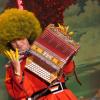 Als Struwwelpeter begeisterte Oti Schmelzer 2023 das Publikum mit seinem Schifferklavier bei "Fastnacht in Franken".