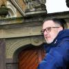 Kreisheimatpfleger Stefan Menz vor dem Haus des ehemaligen Landraths Michael Nöth. Der stattliche Hof gehörte früher den Freiherren von Bibra.