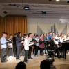 Der Unterstufenchor des Celtis-Gymnasiums mit seinem Leiter Michael Styppa.