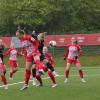 Lisa Blum (Mitte) erzielt nach mit einem Kopfball das 1:5 für die Frauen der Würzburger Kickers im Regionalliga-Heimspiel gegen den SC Freiburg II.